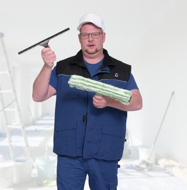 Mitarbeiter von KlarPunkt Gebäudereinigung bei der Baureinigung in Leipzig mit Fensterreiniger