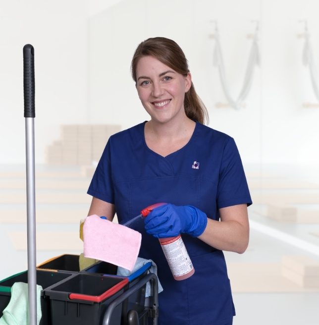 Reinigungskraft von KlarPunkt Gebäudereinigung bei der Fitnesscenter-Reinigung in Leipzig mit Reinigungswagen